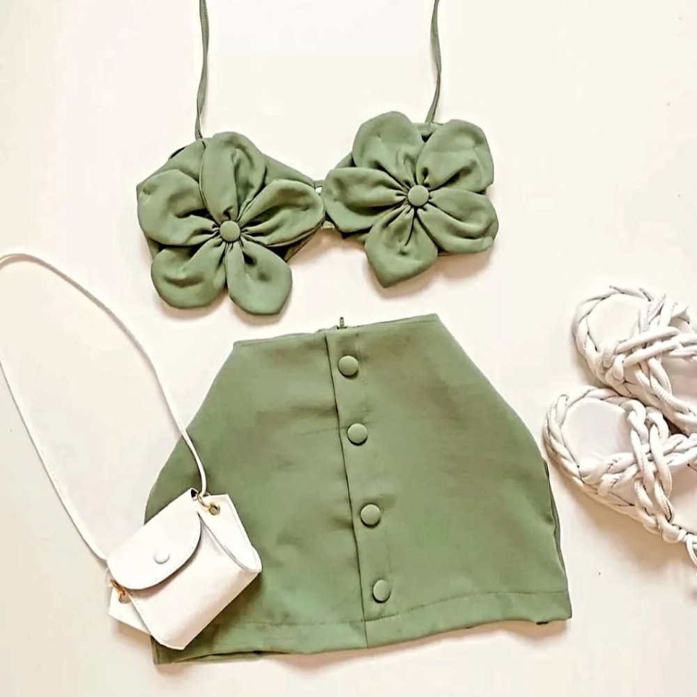 Conjunto Cropped de Flores + Saia